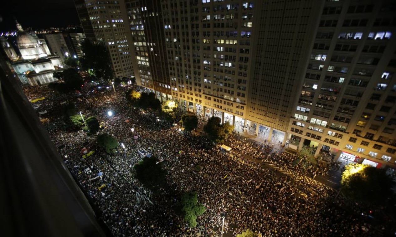Manifestantes na Presidente Vargas, próximo à Candelária, no centro do Rio Foto: Alexandre Cassiano / Agência O Globo