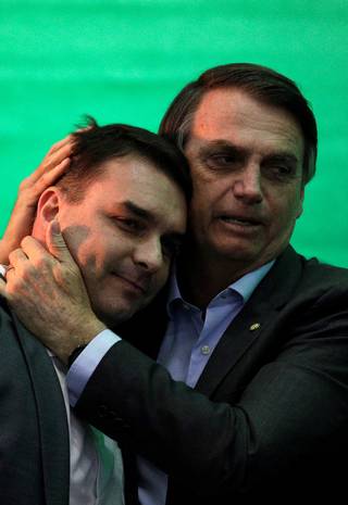 Parentes de Bolsonaro devolviam 90% dos salários - Época