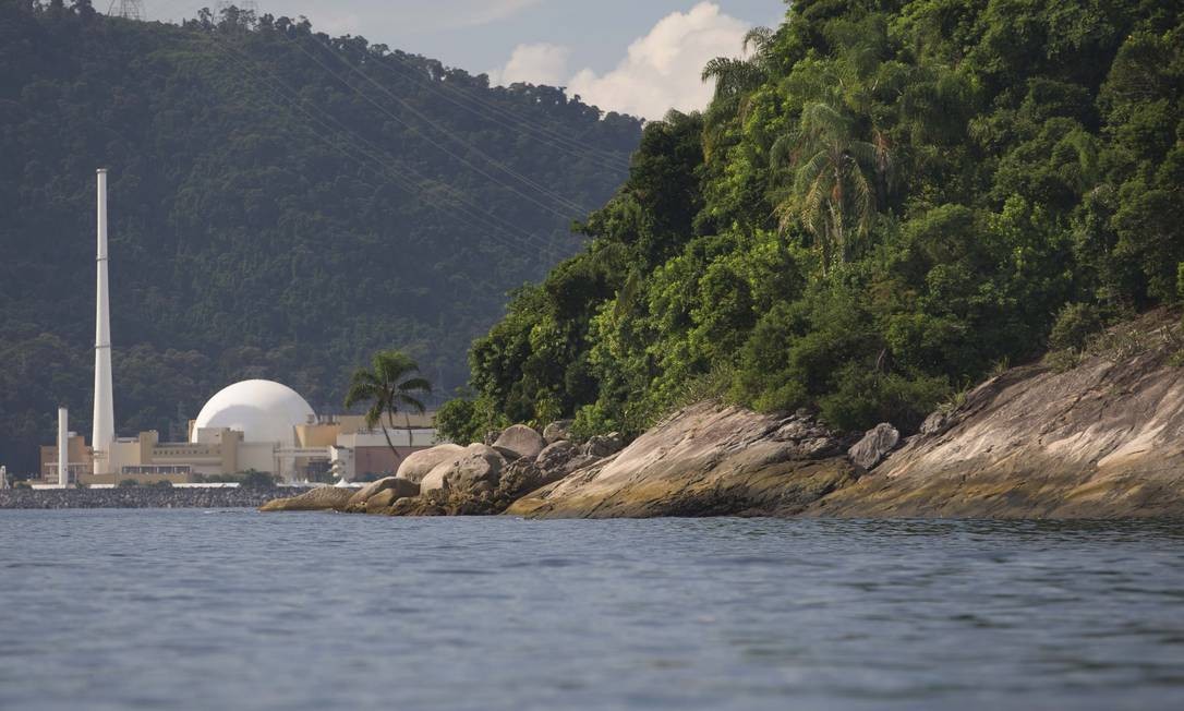 A Ilha da Samambaia, local onde o presidente Jair Bolsonaro foi multado por pesca ilegal, com a usina nuclear ao fundo Foto: MÃ¡rcia Foletto / AgÃªncia O Globo
