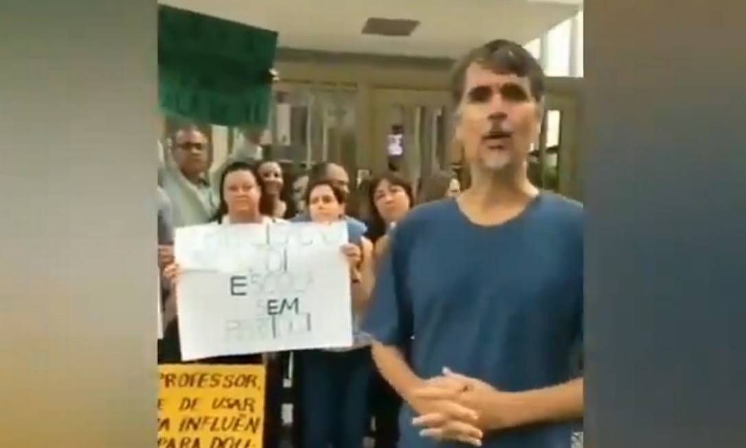 Em vídeo, pais de alunos se opõe a professores que aderiram à paralisação e defendem Bolsonaro Foto: Reprodução/ Twitter