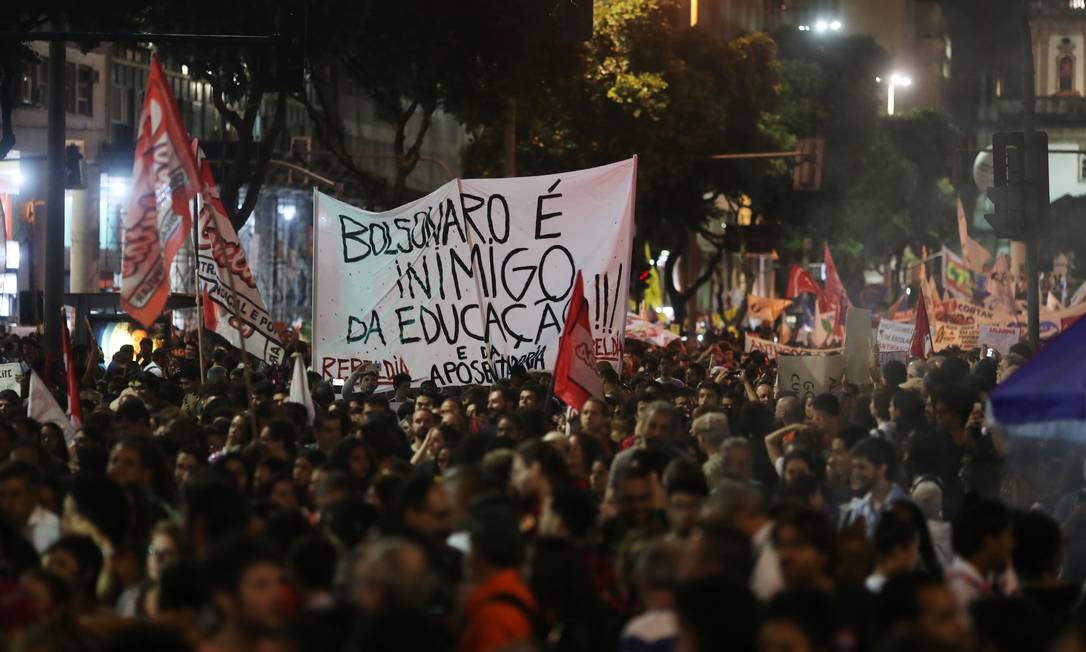 No Rio de Janeiro, onde o protesto reuniu cerca de 250 mil pessoas, faixa protesta contra o governo Bolsonaro Foto: RICARDO MORAES / REUTERS