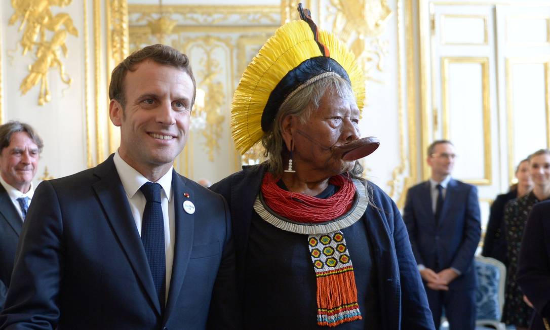 O presidente Emmanuel Macron se reuniu com o cacique Raoni Metuktire no Palácio do Eliseu, sede do governo francês Foto: POOL / REUTERS