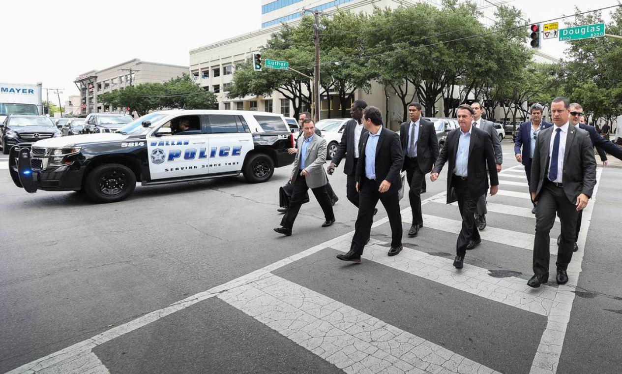 Cercado de seguranças, Bolsonaro caminha pelas ruas de Dallas no seu primeiro dia de visita à cidade no estado Texas Foto: Marcos Corrêa / Presidência da República