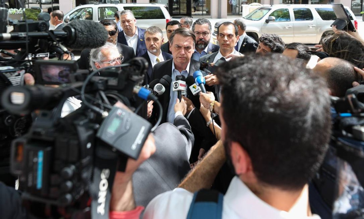Bolsonaro concede entrevista a jornalistas após sua chegada a Dallas Foto: Marcos Corrêa / Presidência da República
