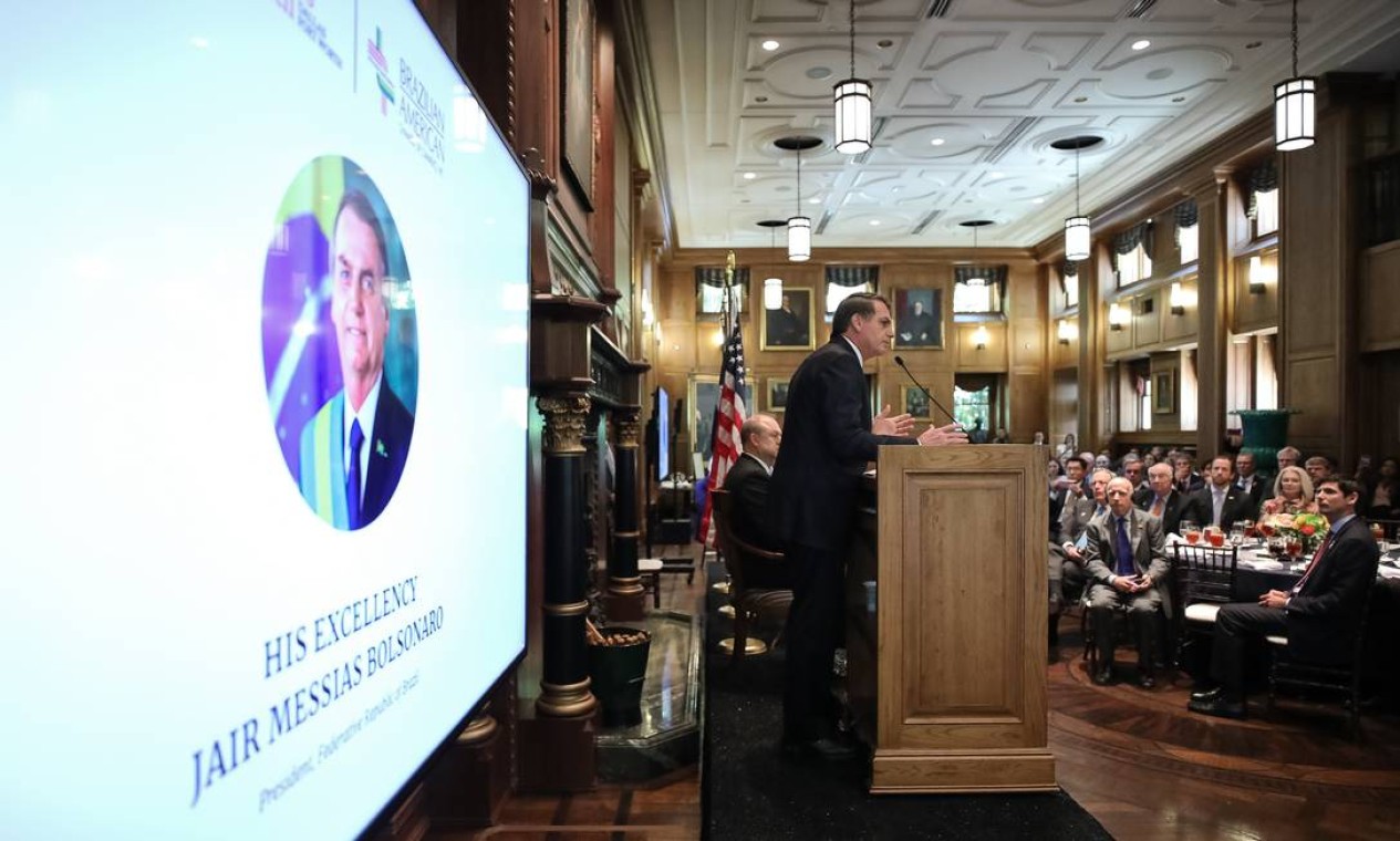 Em maio, Jair Bolsonaro discursa durante cerimônia de entrega do Prêmio Personalidade do Ano, concedido a ele pela Câmara de Comércio Brasil-Estados Unidos, em Dallas, no Texas - 16/05/2019 Foto: Marcos Corrêa / Presidência da República