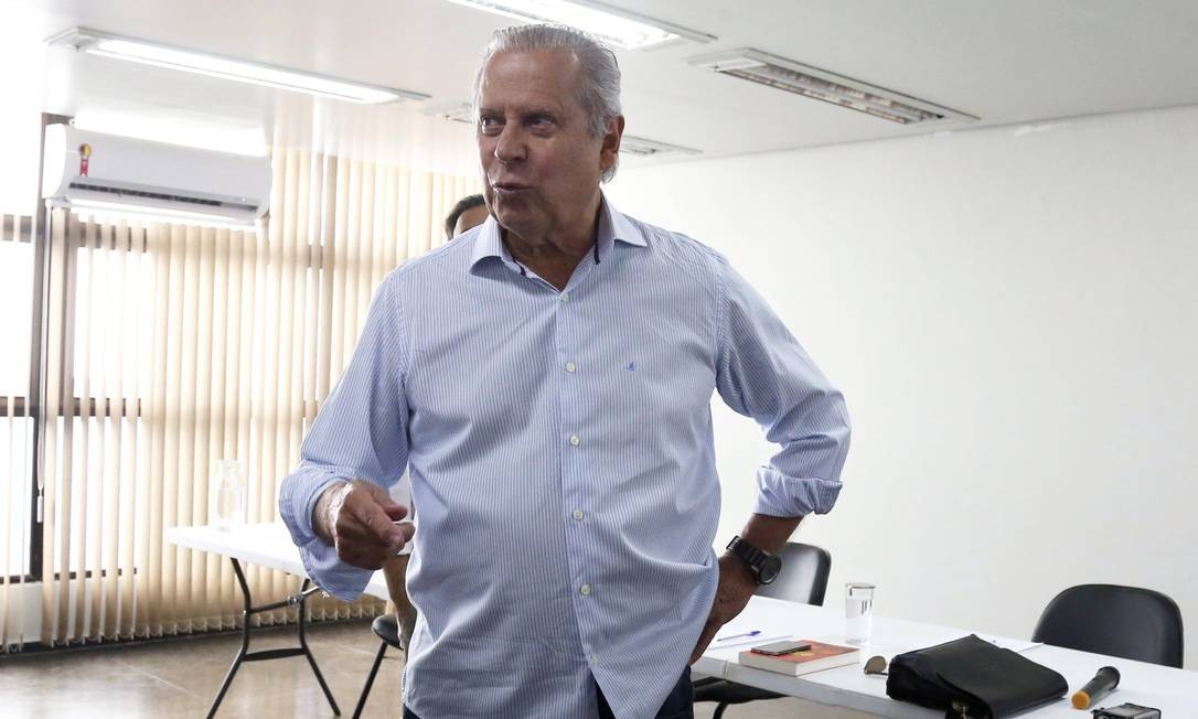 O ex-ministro José Dirceu, durante entrevista coletiva no lançamento do seu livro de memórias, em Brasília Foto: Givaldo Barbosa/Agência O Globo/29-08-2018