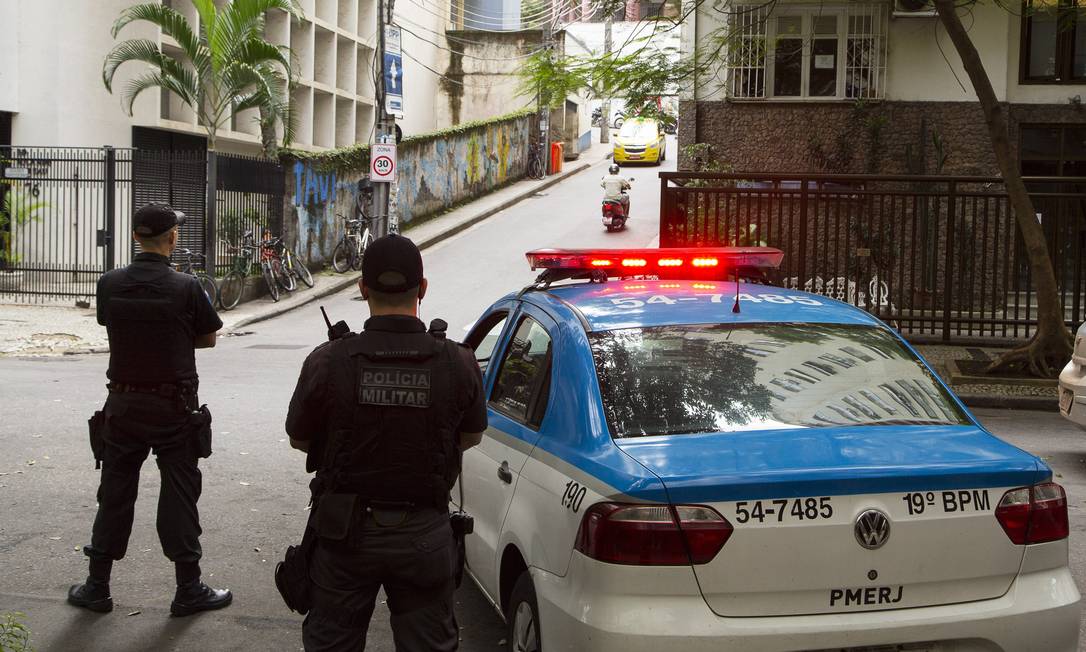 Policiais fazem patrulhamento na entrada de uma comunidade no Rio 20/05/2017 Foto: Leo Martins / Agência O Globo
