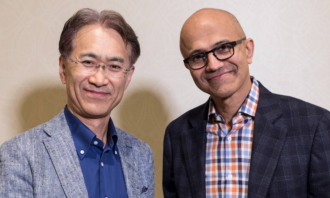 Kenichiro Yoshida, presidente e diretor executivo da Sony, e Satya Nadella, diretor executivo da Microsoft Foto: HANDOUT / REUTERS