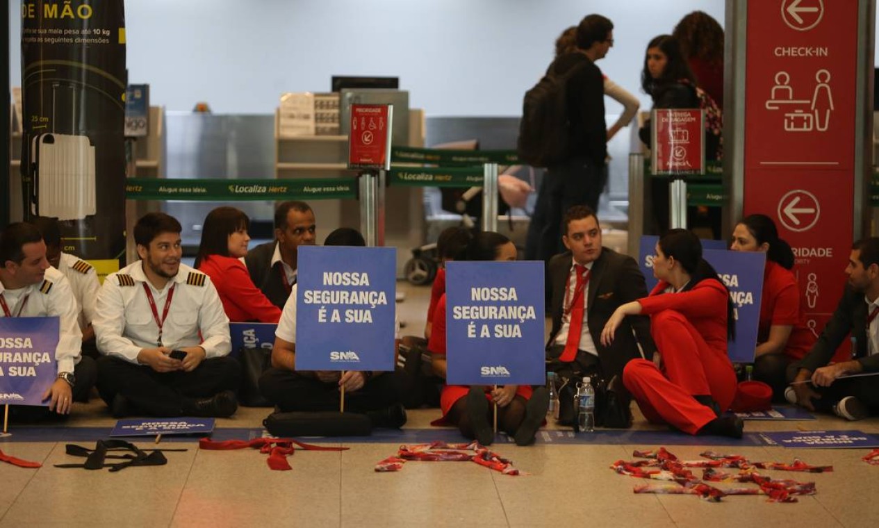 Funcionários da Avianca fizeram greve no dia 17 de maio, e voos foram cancelados no Santos Dumont e em Congonhas Foto: Pedro Teixeira / Agência O Globo