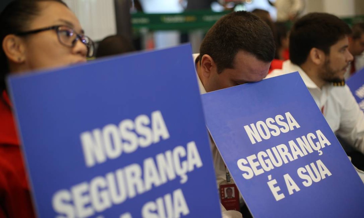 Levando cartazes, além das questões salariais, os funcionários alertavam para a segurança dos voos Foto: Pedro Teixeira / Agência O Globo
