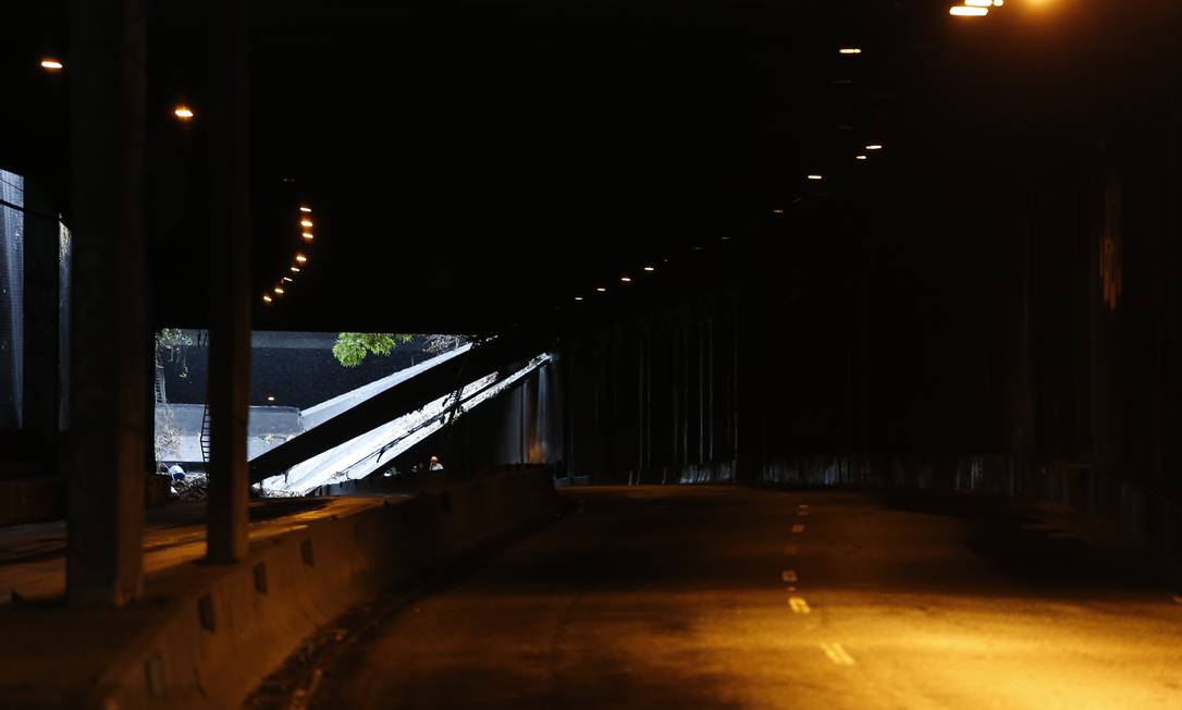 Local do túnel Acústico Rafael Mascarenhas onde a encosta deslizou e levou a estrutura do túnel Foto: Pablo Jacob / Pablo Jacob