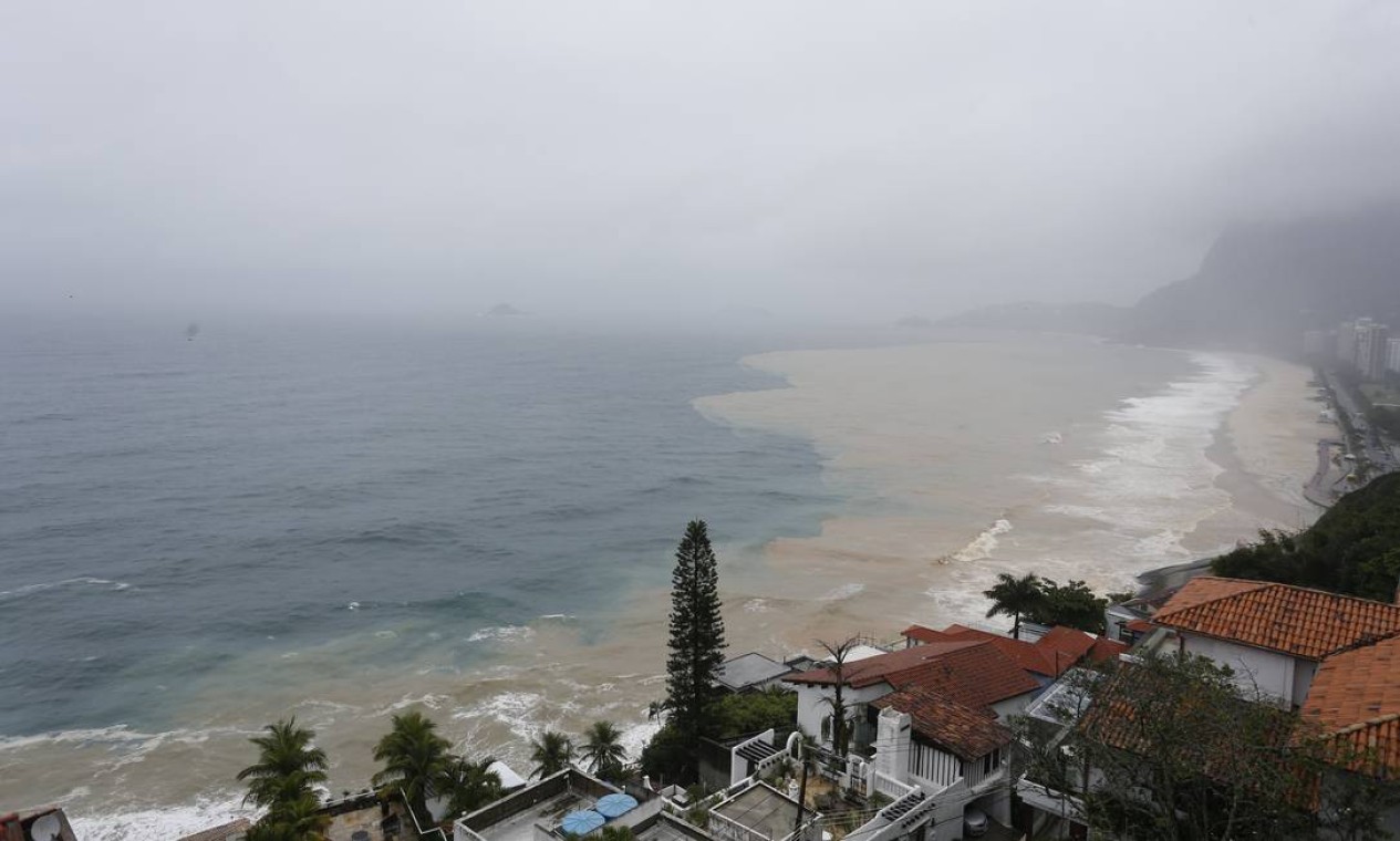 Um novo deslizamento de terra interdita novamente a Avenida Niemeyer levando lama para a praia de São Conrado Foto: Pablo Jacob / Agência O Globo