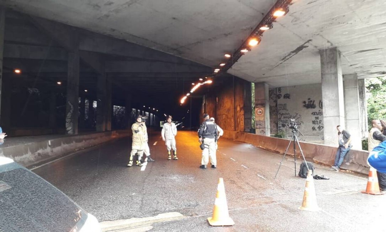 Bombeiros na entrada do Túnel Acústico, bloqueado após a queda de parte da estrutura Foto: Renan Rodrigues / Agência O Globo
