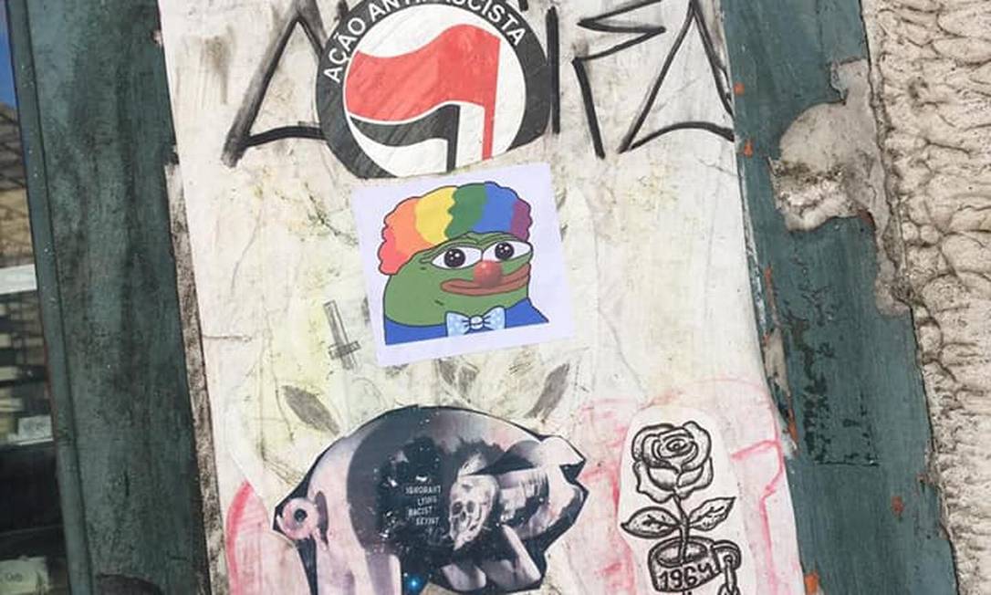 Um adesivo do sapo "Pepe" colocado por cima de um adesivo da "Ação Antifascista" Foto: Reprodução