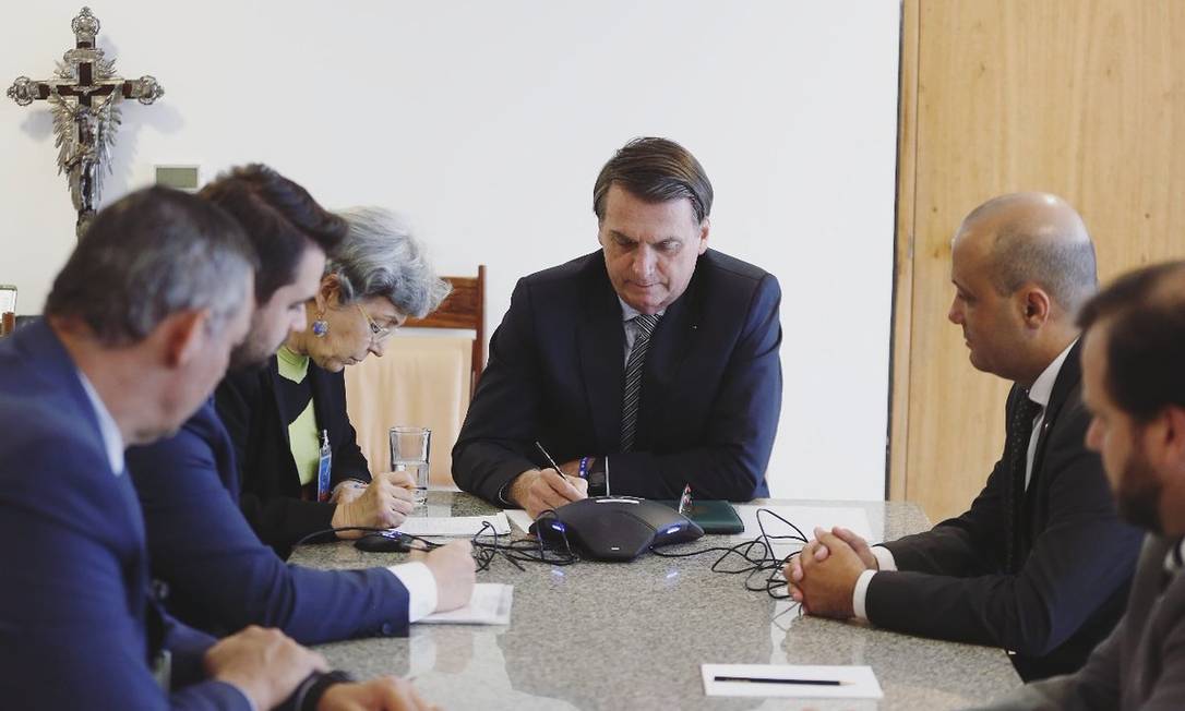 O presidente Jair Bolsonaro conversa no telefone com o ex-prefeito de Nova York Rudolph Giuliani Foto: Reprodução/Twitter