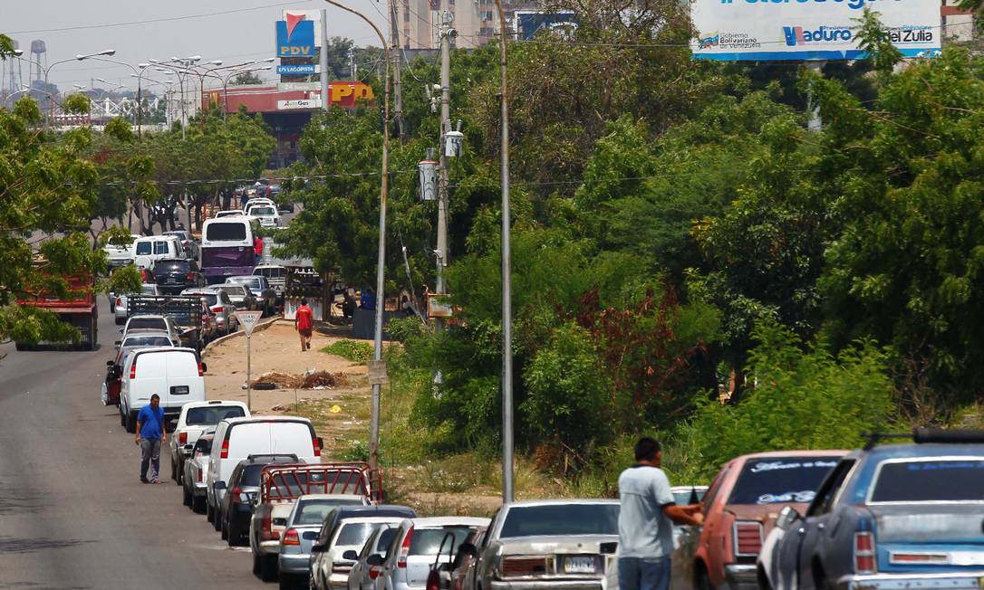 Fila de veículos à espera de combustível em Maracaibo, na Venezuela Foto: ISAAC URRUTIA / REUTERS
