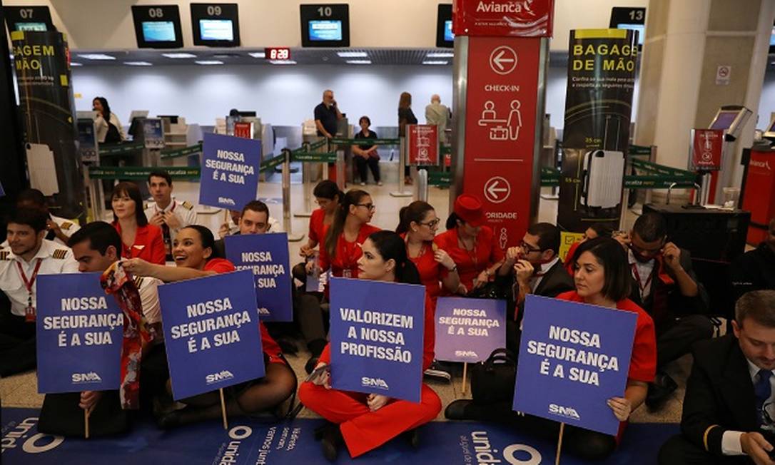 Funcionários da Avianca Brasil fazem paralisação no Aeroporto Santos Dumont: com quase R$ 3 bi em dívidas, empresa foi parar na vitrine da consultoria internacional Alvarez & Marsal. Foto: PILAR OLIVARES / REUTERS
