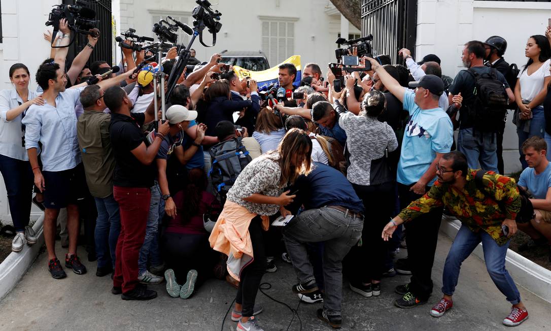 Proteção. Na porta da embaixada espanhola, López dá entrevista: líder do Primeiro Justiça participa das decisões da oposição venezuelana mesmo sem poder sair às ruas do país sob risco de prisão Foto: CARLOS GARCIA RAWLINS / REUTERS