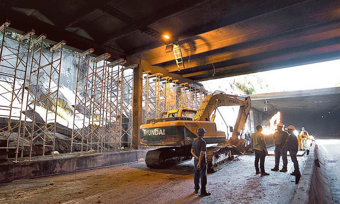 Túnel Acústico Rafael Mascarenhas é parcialmente liberado: operários trabalham para construir muro de aço para reforçar estrutura do local Foto: Márcia Foletto / Agência O GLOBO