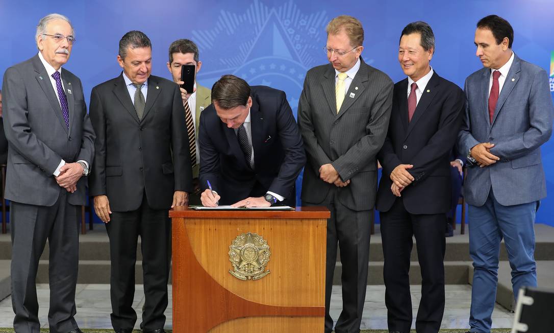 Bolsonaro assina, em 25 de abril, o decreto que revoga o horário de verão no Brasil Foto: Marcos Corrêa / Presidência da República