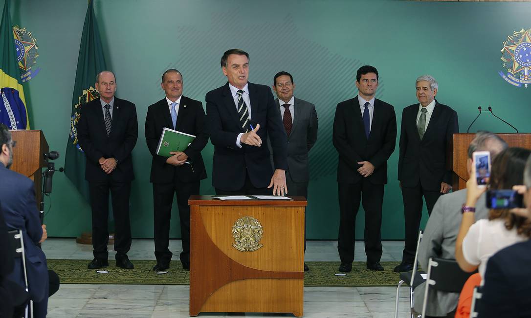 Em 15 de janeiro, Bolsonaro assina seu primeiro decreto: registro, posse e comercialização de armas de fogo Foto: Jorge William / Agência O Globo