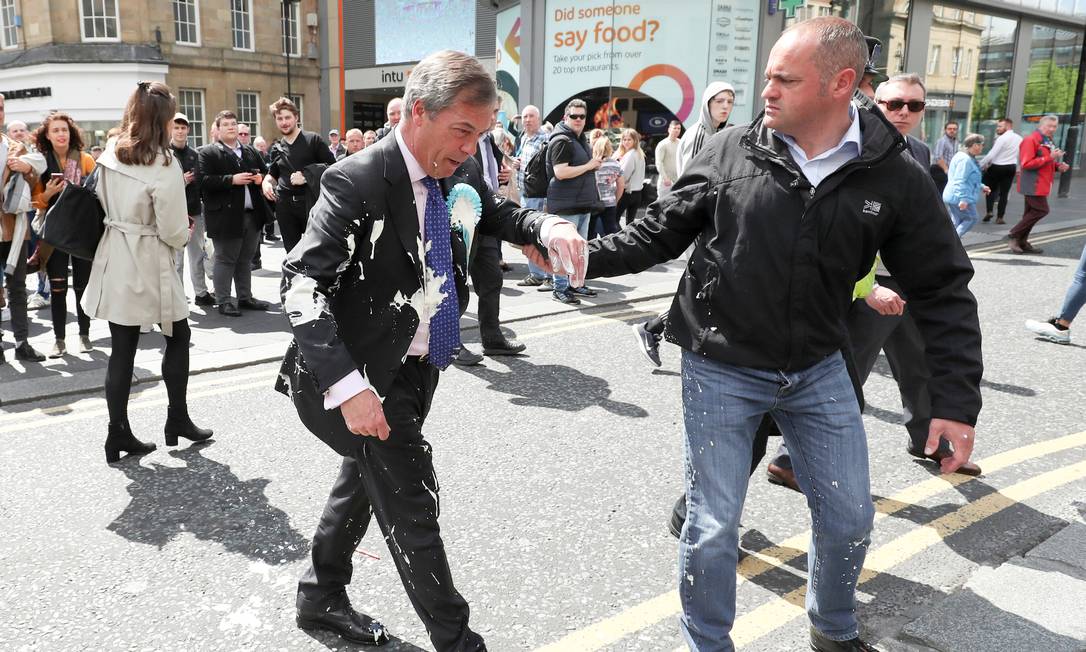 Líder do Partido do Brexit, Nigel Farage, gesticula após ter sido atingido por milkshake em Newcastle Foto: Scott Heppell / REUTERS