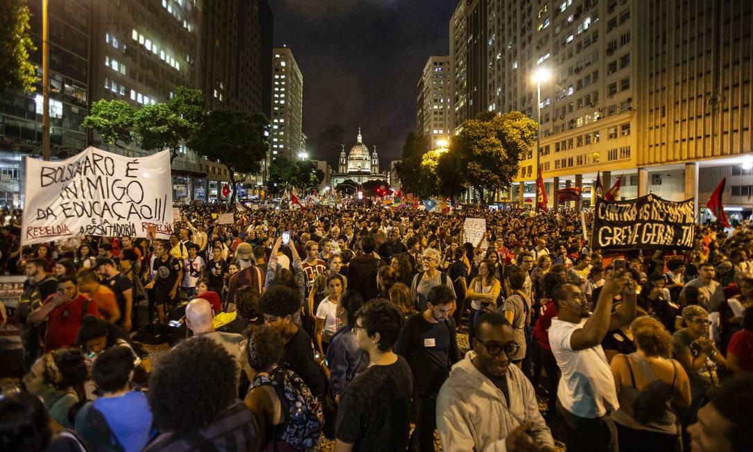 No dia 15 de maio, população foi às ruas de todo o país para protestar contra o corte de verbas na educação. Esta foi a primeira grande manifestação popular contra medidas do governo Bolsonaro Foto: Alexandre Cassiano / Agência O Globo