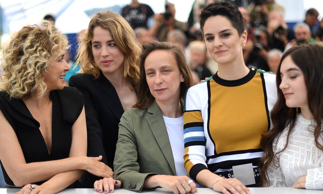 A diretora francesa Céline Sciamma (centro, de verde), com as atrizes Valeria Golino, Adele Haenel, Noemie Merlant e Luana Bajrami (da esq. para a dir.) Foto: LOIC VENANCE / AFP