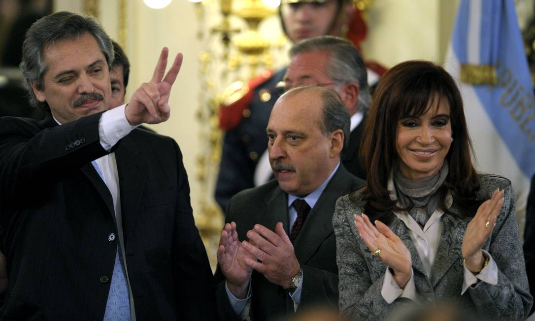 O ex-chefe de Gabinete Alberto Fernández (à esquerda) junto com a então presidente Cristina Kirchner numa cerimônia na Casa Rosada: a ex-chefe será companheira de chapa de Fernández como vice nas eleições de outubro Foto: JUAN MABROMATA / AFP/24-07-2008