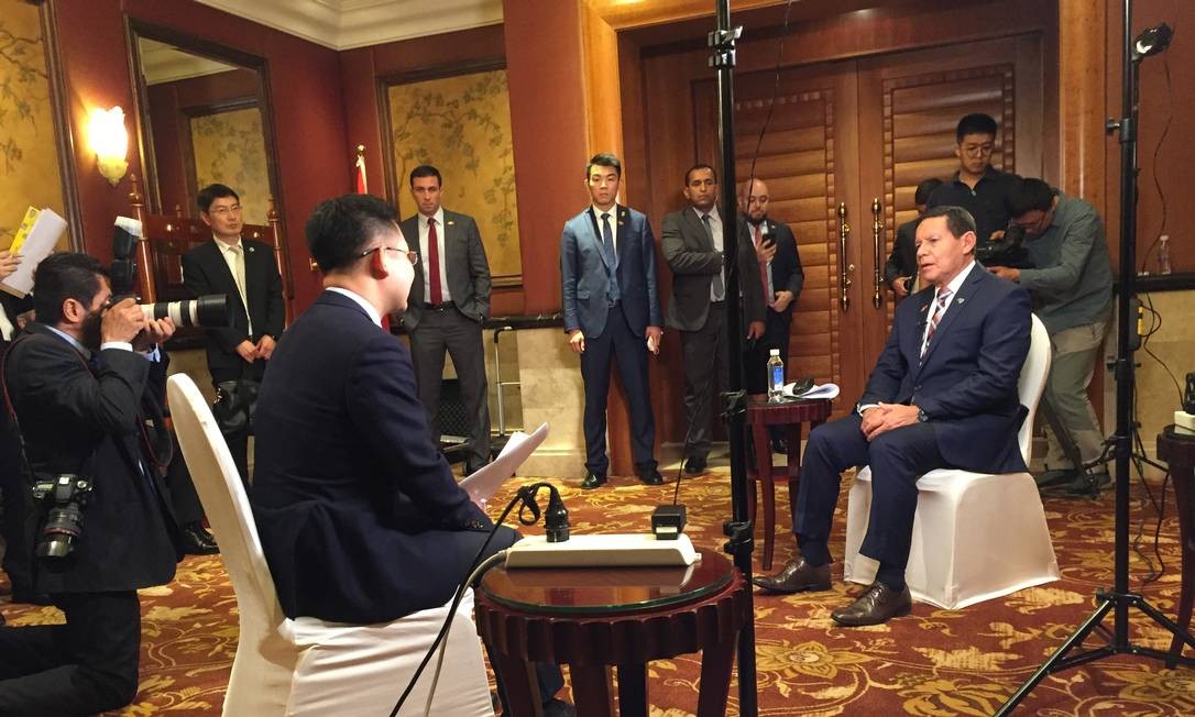 Vice-presidente do Brasil Hamilton Mourão durante entrevista ao canal estatal chinês CGTN
Foto: Reprodução