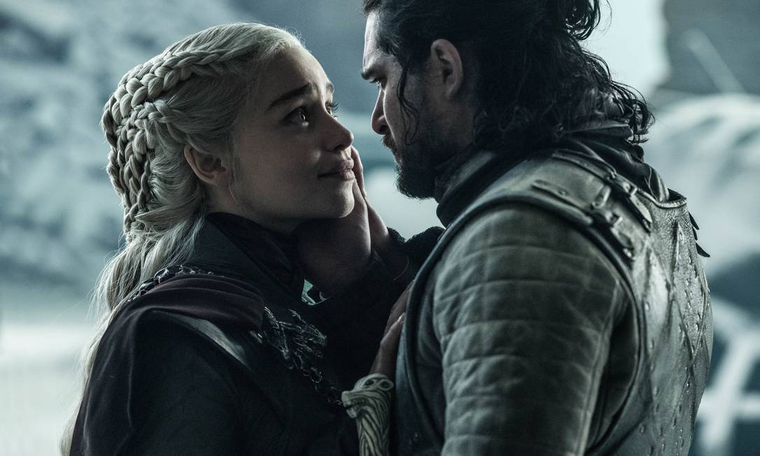 Jon Snow (Kit Harington) e Daenerys Targaryen (Emilia Clarke) no episódio final de 'Game of thrones', da HBO Foto: Divulgação