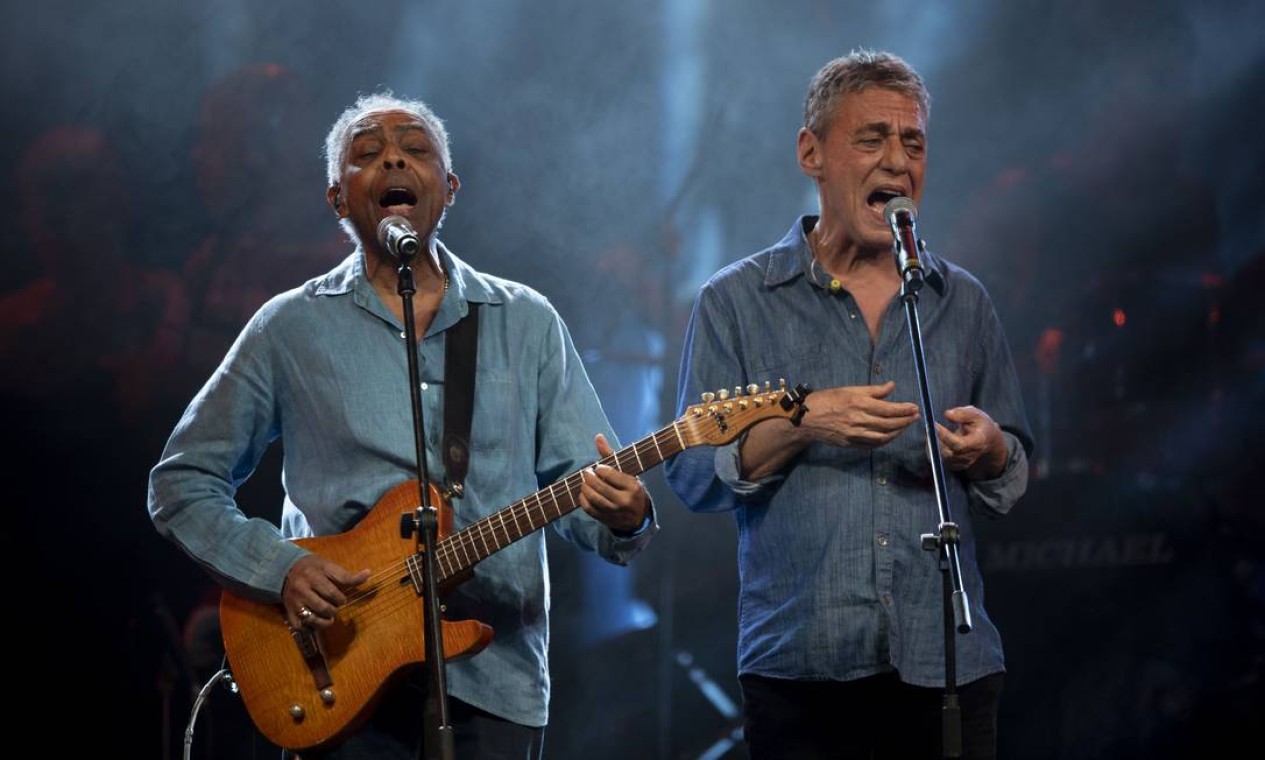 Em julho de 2018, ao lado de Gilberto Gil, Chico canta no festival "Lula Livre" Foto: MAURO PIMENTEL / AFP