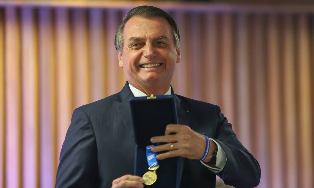 Bolsonaro condecora os filhos Eduardo e Flávio pela segunda vez em menos de um mês