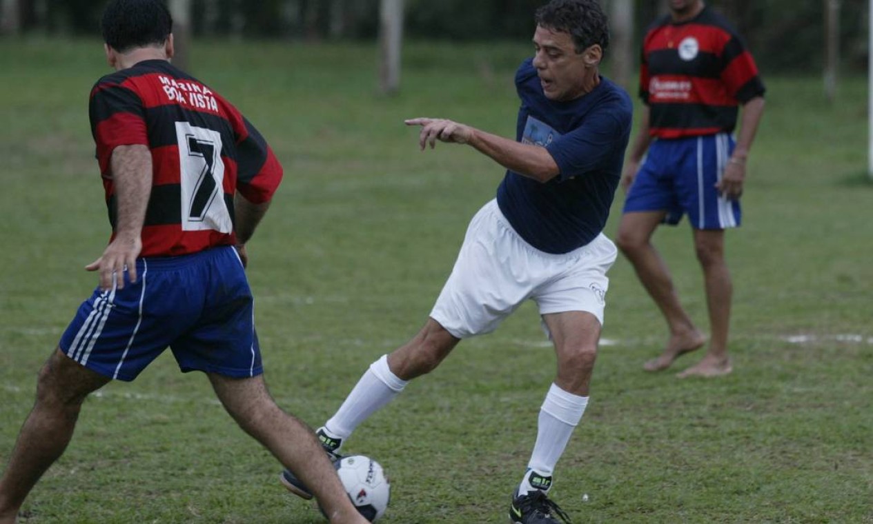 Chico Buarque joga partida de futebol durante a Festa Literária Internacional de Parati em 2004 Foto: Marcos Tristão / Agência O Globo