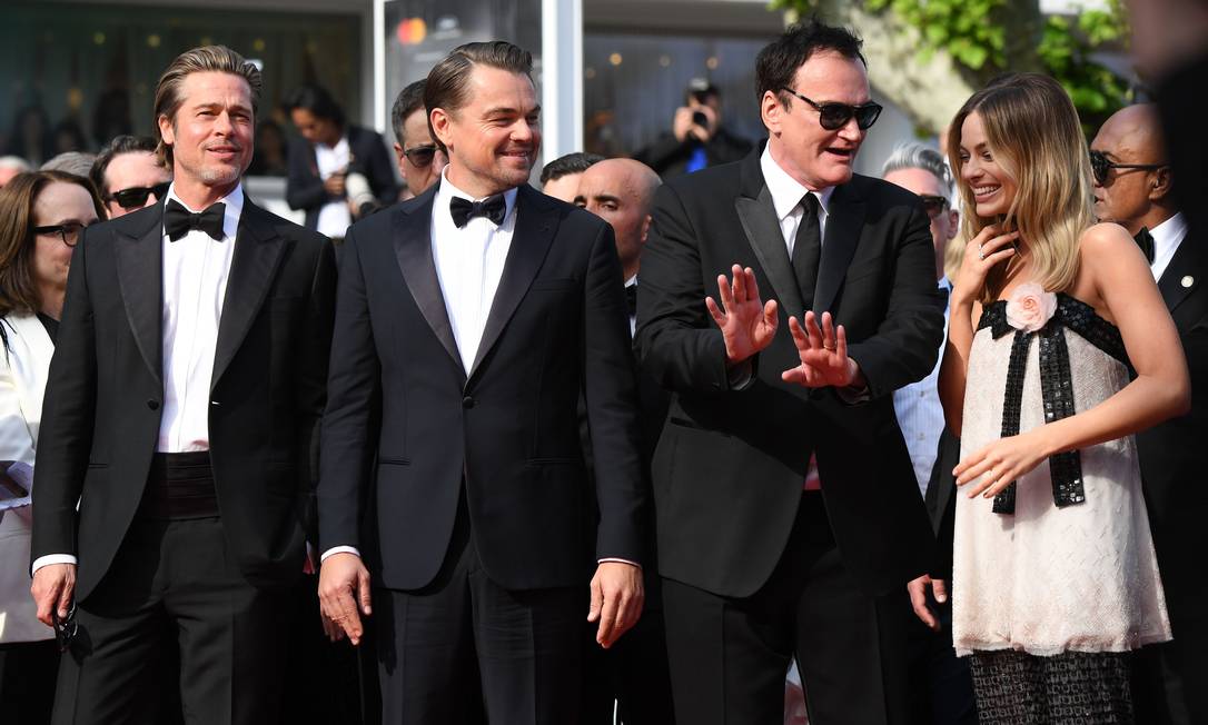 Os astros Brad Pitt, Leonardo DiCaprio e Margot Robbie com o diretor Quentin Tarantino no tapete vermelho de Cannes Foto: LOIC VENANCE / AFP