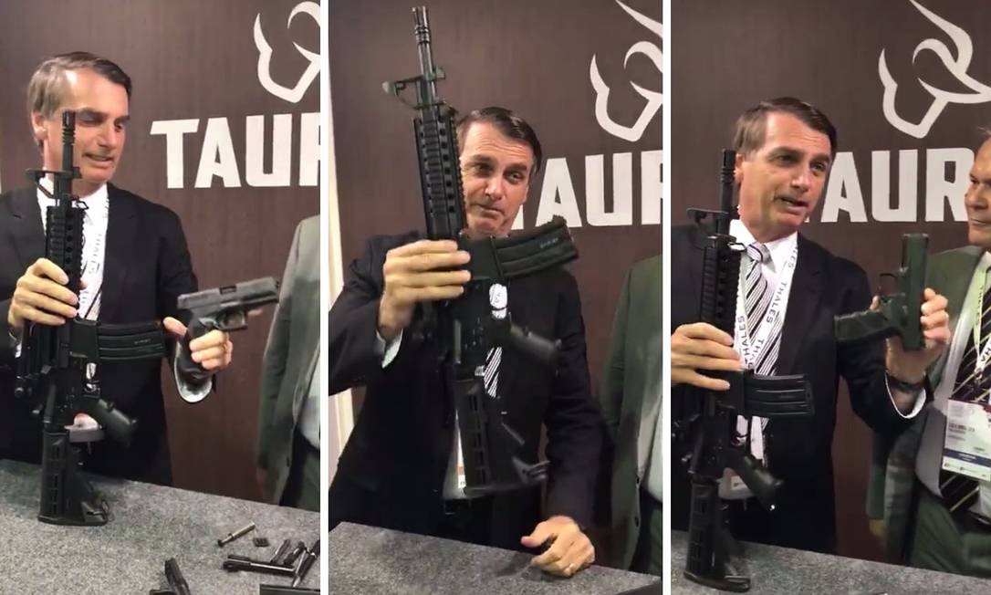 Bolsonaro posou com fuzil da Taurus em estande de feira de armas em 2017 Foto: Reprodução