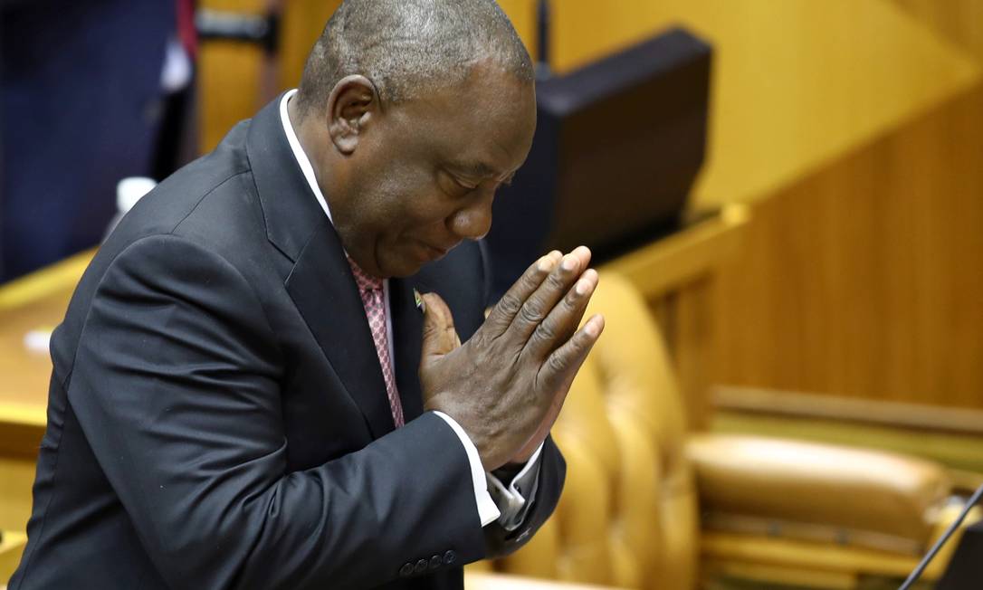 
O presidente da África do Su, Cyril Ramaphosa, agradece os aplausos após votação parlamentar que o reconduziu ao cargo nesta quarta
Foto:
SUMAYA HISHAM/REUTERS

