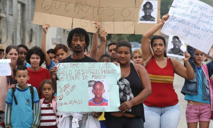 Protesto pela morte do menino Juan de Moraes, no bairro da Mangueira, em Nova Iguaçu Foto: Cleber Junior/22-6-2011 / Agência O Globo