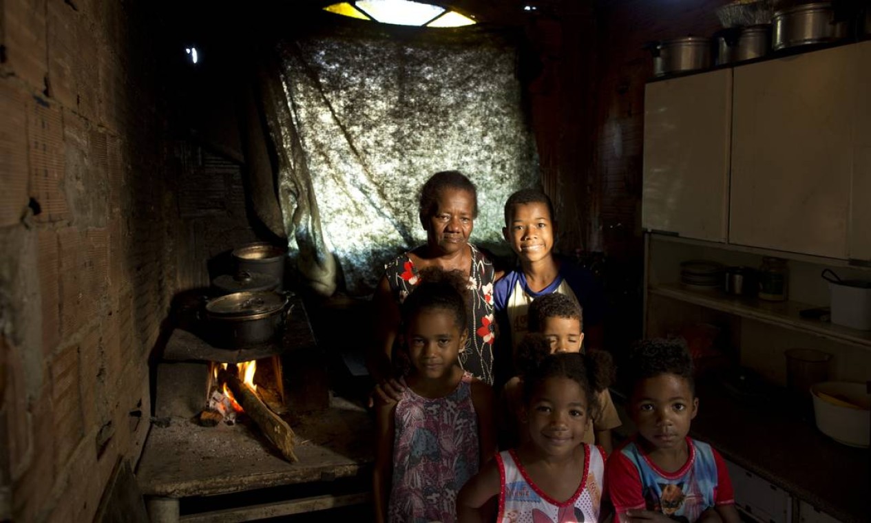 Dona Juranir junto com os netos que moram com ela na comunidade Vale dos Eucalíptose Foto: Márcia Foletto / Agência O Globo