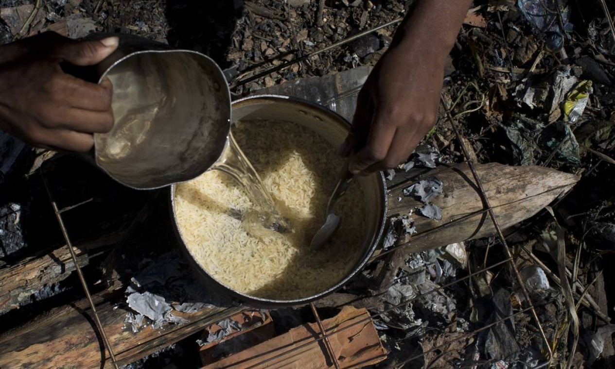 Segundo pesquisa do IBGE, 14 milhões de lares brasileiros estão preparando alimentos utilizando lenha ou carvão, uma alta de 27% ou mais 3 milhões de domicílios nos últimos dois anos. No Sudeste a expansão foi maior, de 60% Foto: Márcia Foletto / Agência O Globo