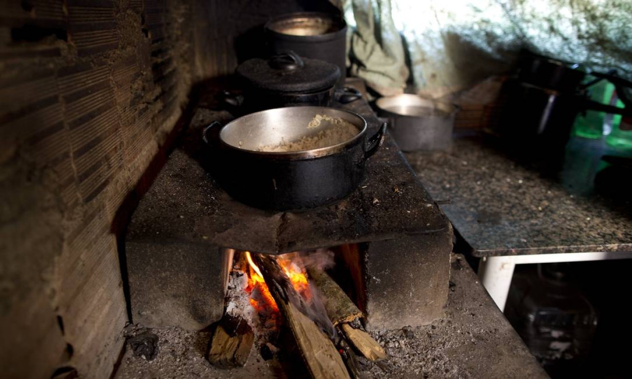 Fogão a lenha na casa de dona Juranir Nobre Mange, na comunidade Vale dos Eucalíptos. Entre 2016 e 2018, o gás de cozinha acumulou alta de 24% Foto: Márcia Foletto / Agência O Globo
