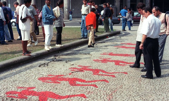 Desenhos de corpos, pintados em vermelho, marcam o local onde oito moradores de rua morreram, no crime que ficou conhecido como chacina da Candelária, em 1993 Foto: Jorge William/27-7-1993 / Agência O Globo