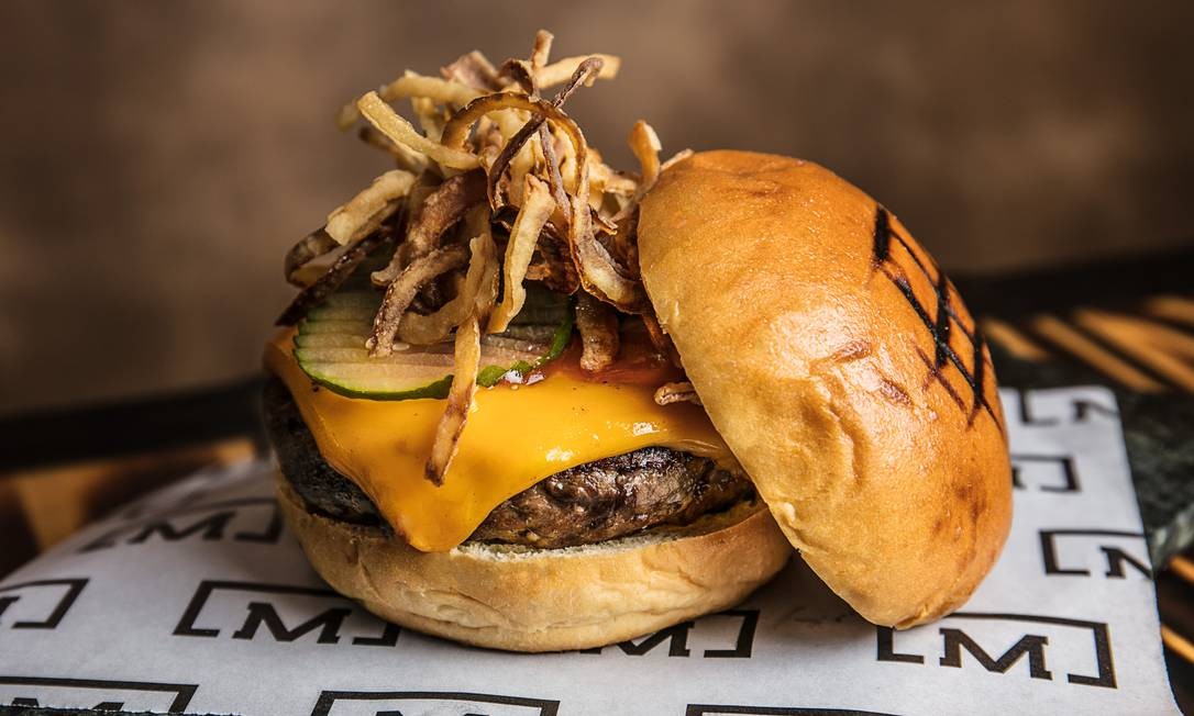 O Malta Burguer (R$ 40) é um blend da casa servido com cheddar, molho barbecue, picles de pepino e cebola frita no pão de brioche Foto: Divulgação/Tomás Rangel