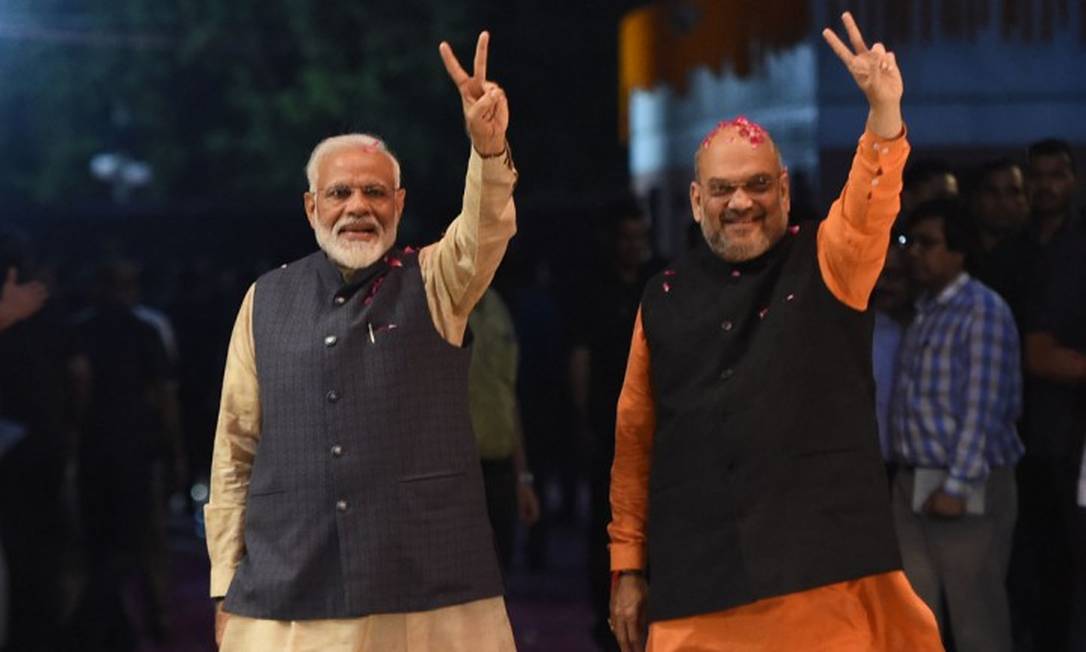 Primeiro-ministro Narendra Modi e Amit Shah, presidente do BJP, comemoram a vitória nas eleições Foto: MONEY SHARMA / AFP