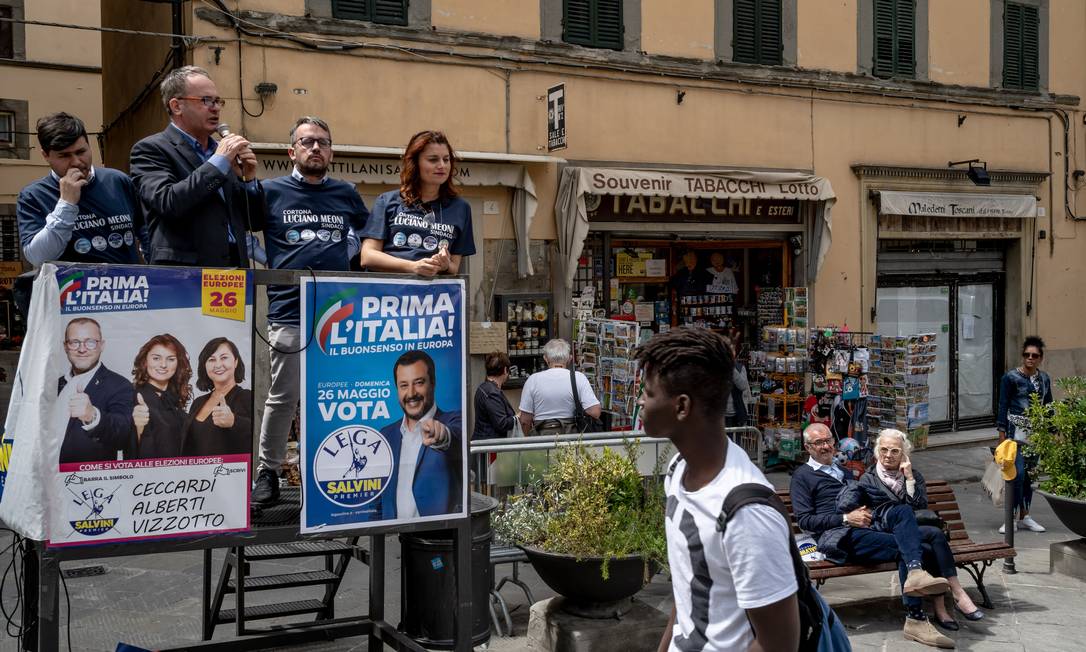 Susanna Ceccardi, membro do partido de ultradireita italiano Liga, fazendo campanha; ela promete lutar contra os 'burocratas' de Bruxelas Foto: ANDREW TESTA / NYT