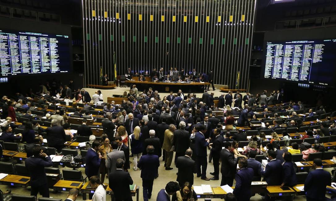 Câmara dos Deputados proíbe uso do termo 'centrão' na rádio, na TV ...