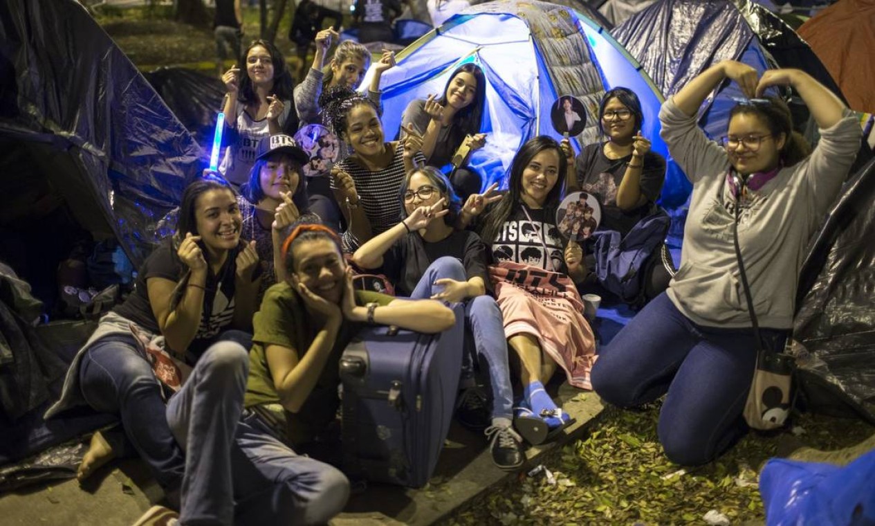 Fãs da banda sul-coreana BTS acampados na praça Conde Francisco Matarazzo Júnior, ao lado do Allianz Parque, para o show que acontece no próximo final de semana Foto: Edilson Dantas / Agência O Globo