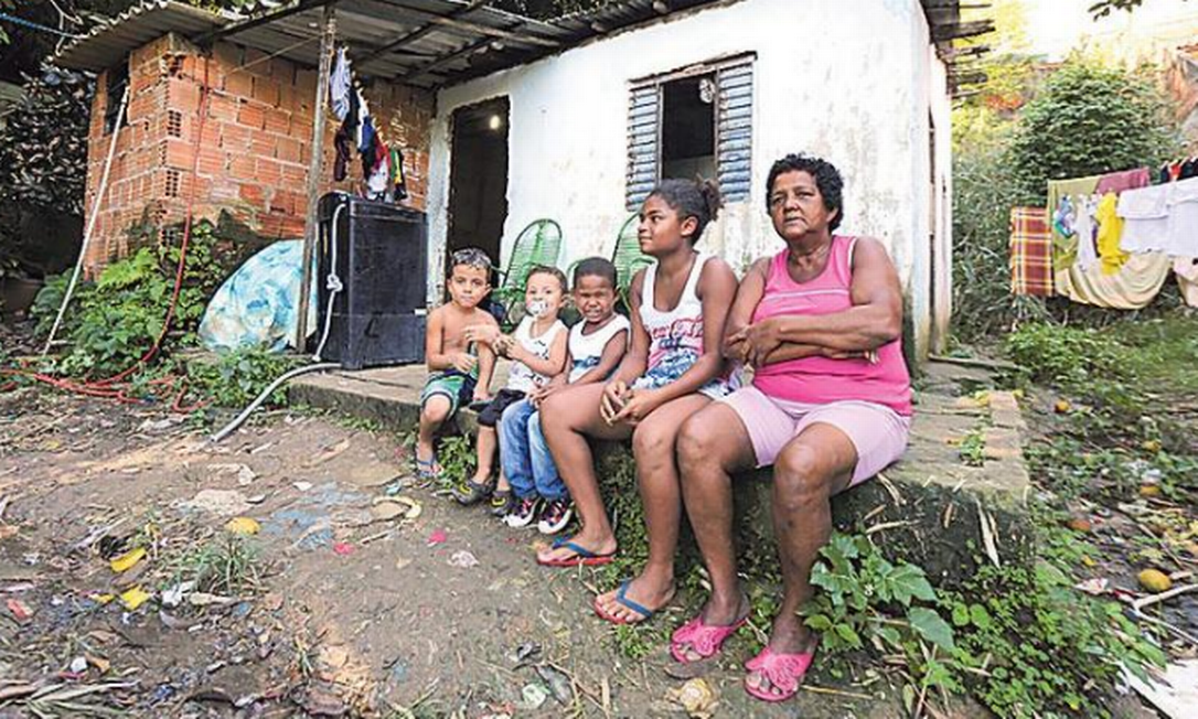 Doença em família: Lucineia, com uma das filhas e os netos infectados Foto: Guilherme Pinto / Agência O GLOBO
