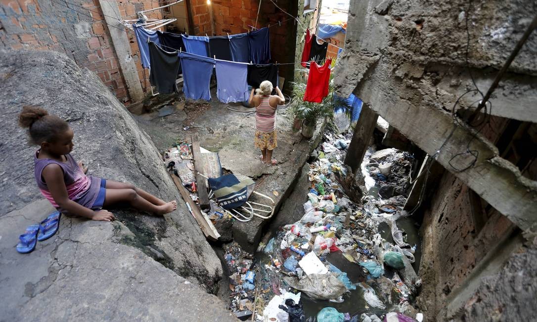 Esgoto a cu aberto na comunidade da Rocinha. Foto: Domingos Peixoto / Agncia O Globo