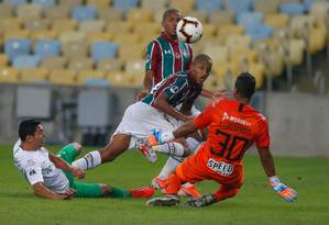 João Pedro toca na saída do goleiro colombiano Foto: MARCELO REGUA